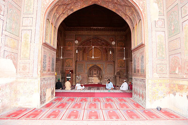 File:Wazir Khan Mosque mihrab by Aunzee.jpg