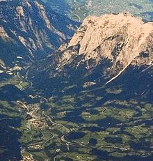 Blick ins Salzachtal nach Norden, Dorf Pfarrwerfen und Werfen mit Hohenwerfen, und das Gemeindegebiet an der Tennengebirgs­südostflanke, dahinter der Pass Lueg