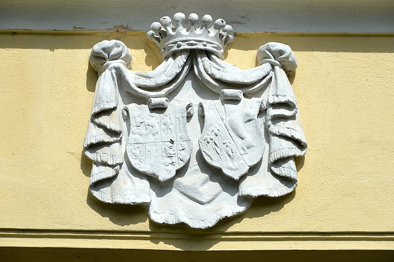 File:Wolfsberg Reinfelsdorf 20 Wirtschaftsgebaeude von Schloss Weissenau Wappenrelief 29082014 780.jpg