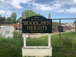 "Velkommen til Woodlawn Heights" skilt.