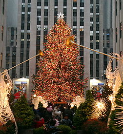 Le sapin de Noël de la Plaza Rockefeller, à New York, en 2006. (définition réelle 1 139 × 1 242)