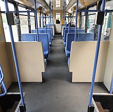 Innenraum des Wagens 1002 mit Türbereich, Kunststoffbodenbelag und blauen Sitzpolstern