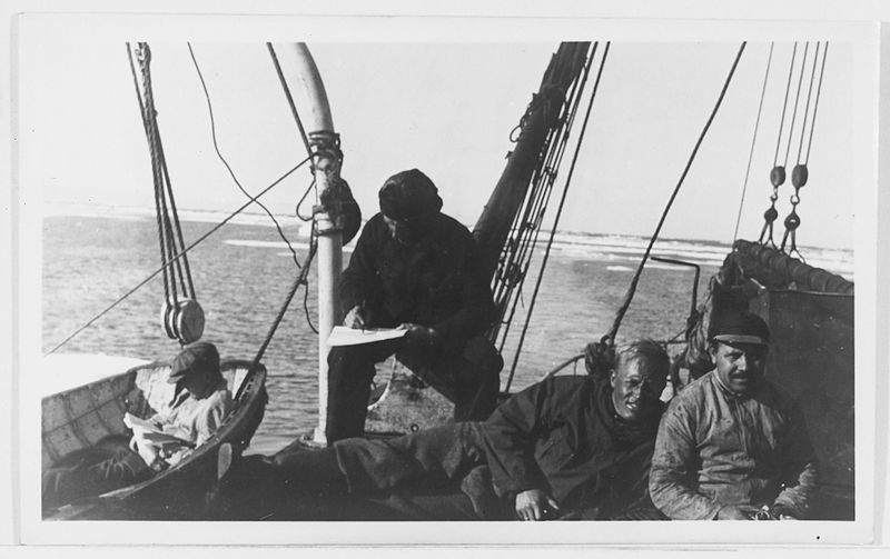 File:"Veslekari-ekspedisjonen", 1928. Mannskapet slapper av på dekk - no-nb digifoto 20160121 00065 bldsa veslekari n24 a.jpg