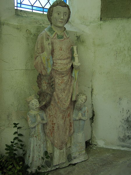 File:Église Saint-Pierre de Biniville - Statue de saint Mathurin entre deux possédés.JPG