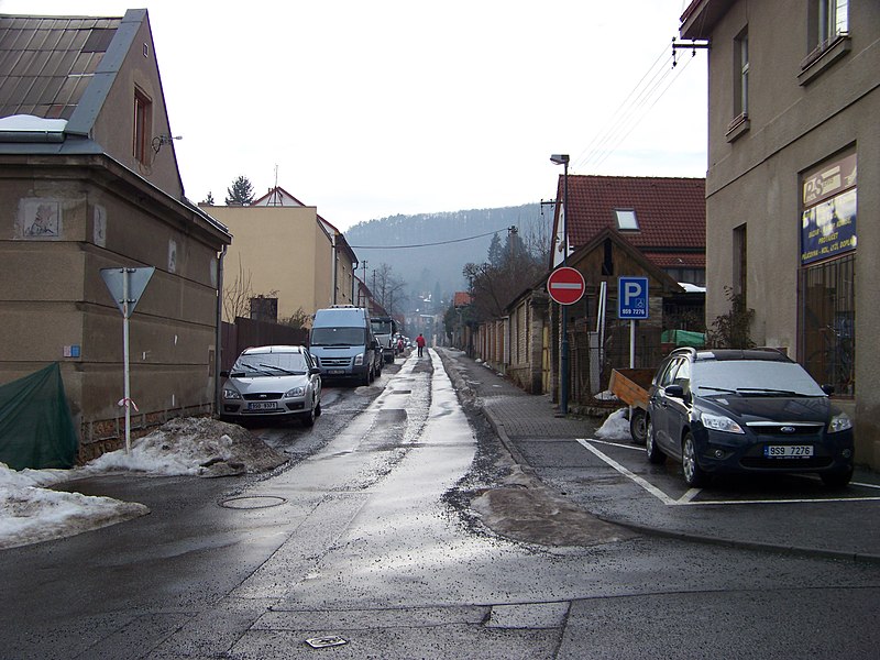 File:Černošice, Poštovní, od Komenského.jpg