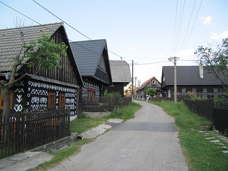 File:Čičmany, ulica.jpg