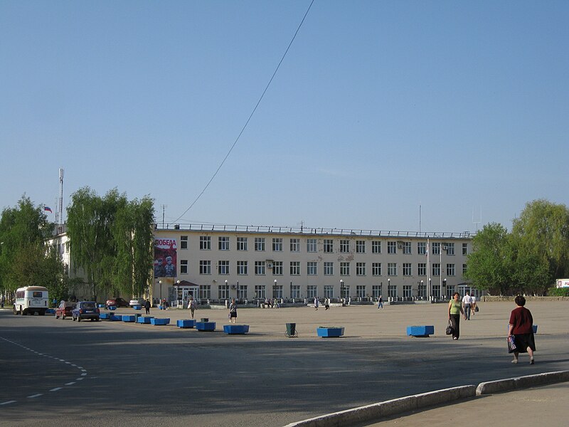 File:Площадь Нефтянников в городе Чернушка.jpg