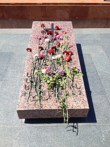 Արթուր Մկրտչյանի գերեզմանաքարը Ստեփանակերտում.jpg
