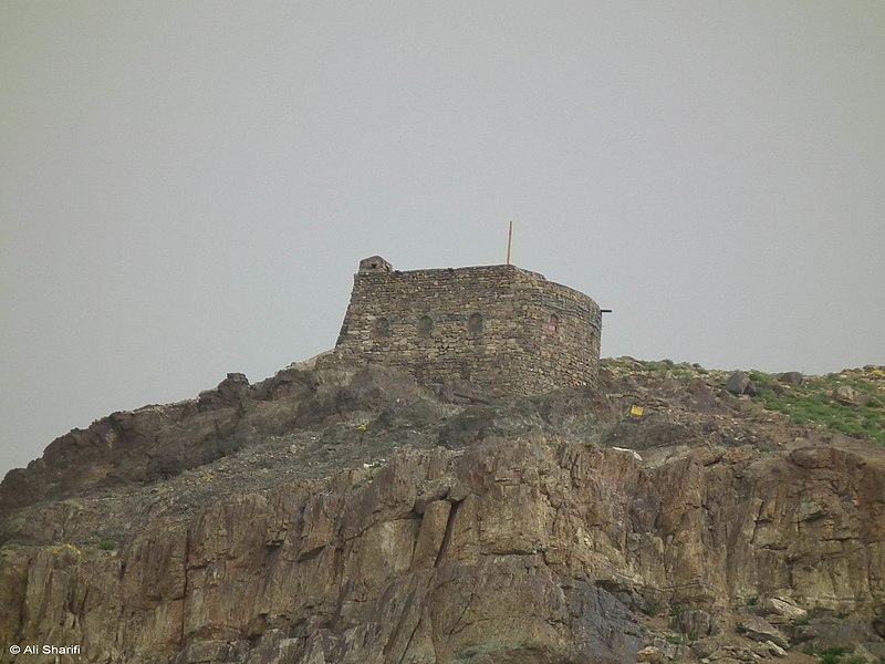 File:پناهگاه امیری در مسیر قله توچال 1 - panoramio.jpg