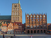 Stadhuis van Stralsund en de tweelingtorens van de St. Nicolaaskerk