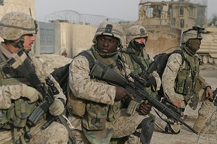 Американские военные в ираке. Солдат армии США В Ираке 2003. Солдаты США В Ираке 2004 году. Морская пехота США В Ираке 2003.