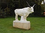 Stier aus Marmor im Park der Fachklinik und Moorbad Bad Freienwalde