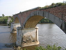 Resti del ponte della ferrovia Lucca-Pontedera