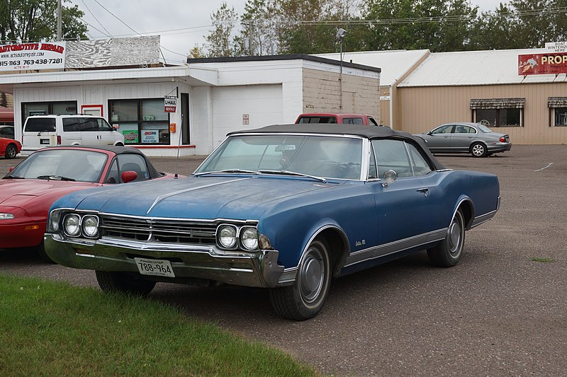 File:1966 Oldsmobile Delta 88 Convertible (36478046833).jpg