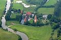 Schloss Oberwerries ist ein Wasserschloss in den Lippeauen bei Heessen, Hamm, Nordrhein-Westfalen, Deutschland. Das Bild entstand während des Münsterland-Fotoflugs am 1. Juni 2014. Hinweis: Die Aufnahme wurde aus dem Flugzeug durch eine Glasscheibe hindurch fotografiert.