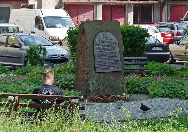 File:2014 Kłodzko, pomnik w miejscu byłej synagogi 02.jpg