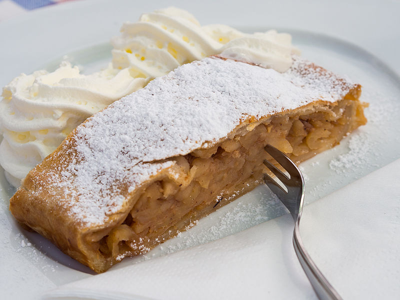 File:2015 0723 Apfelstrudel Gaislachalm Sölden.jpg