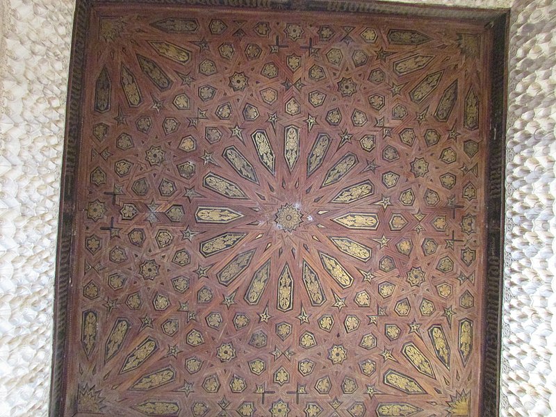 File:2016-07-19 Ceiling of entranceway to Palacio de Comares.JPG