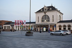 Bahnhofsgebäude mit Haupteingang (2018)