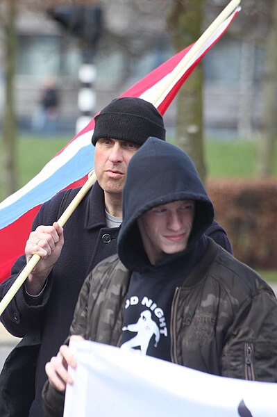 File:25. Ilya De Smet Autonome Nationalisten Vlaanderen, ANV , Nederlandse Volks-Unie, NVU, neonazi, 04-04-2015.jpg