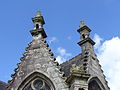 Die zweischiffige Kirche Eglise Saint Miliau(16.Jh.)von Guimiliau Baustil - Übergang vom Flamboyant zur Renaissance aus Granit errichtet-Enclos Paroissal-Umfriedeter Pfarrbezirk