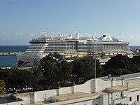 AIDAnova, buque de Cruceros, atracado en el puerto de Santa Cruz de Tenerife. Canarias. España. spain.jpg