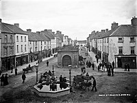 Un hervidero de actividad: Main Street, Roscrea, Co. Tipperary.jpg