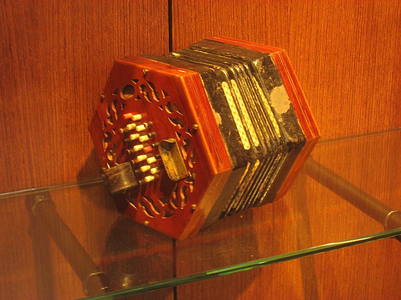 File:Accordions in the Musical Instrument Museum, Brussels - IMG 4001.JPG