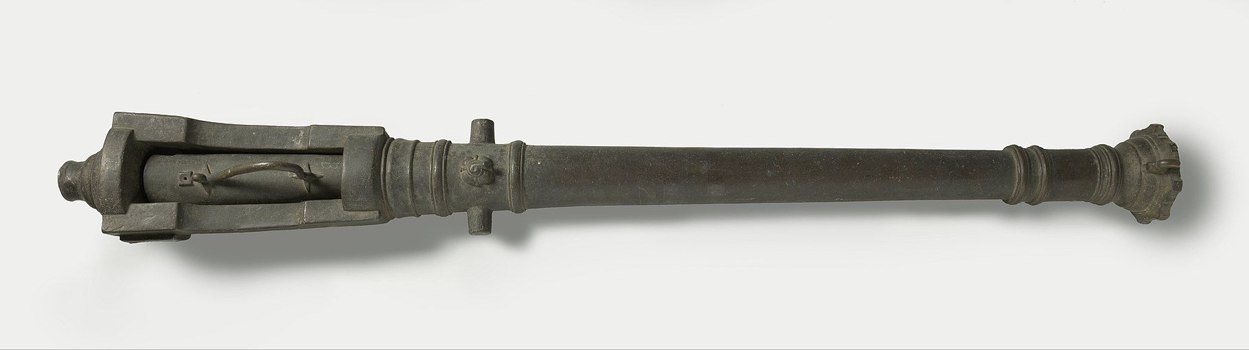 Breech-loading "lilla", Rijksmuseum, ca. 1750 - 1850. Length 180.5 cm, width 21.5 cm, calibre: 4.5 cm, weight: 120.8 kg.
