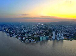 Veduta aerea del centro con la punta del Malecón e i grattacieli di Puerto Santa Ana