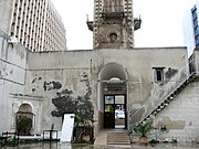 שער הכניסה מבט מתוך חצר המסגד לכוון דרום. מימין המדרגות העולות למגדל השעון