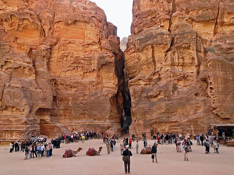 File:Al-Siq, Petra.jpg