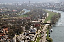 Die Altmühl (links) mündet in Kelheim in die Donau (rechts). In der Mitte der Landzunge zwischen den Flüssen erkennt man die sogenannte Kleine Donau.