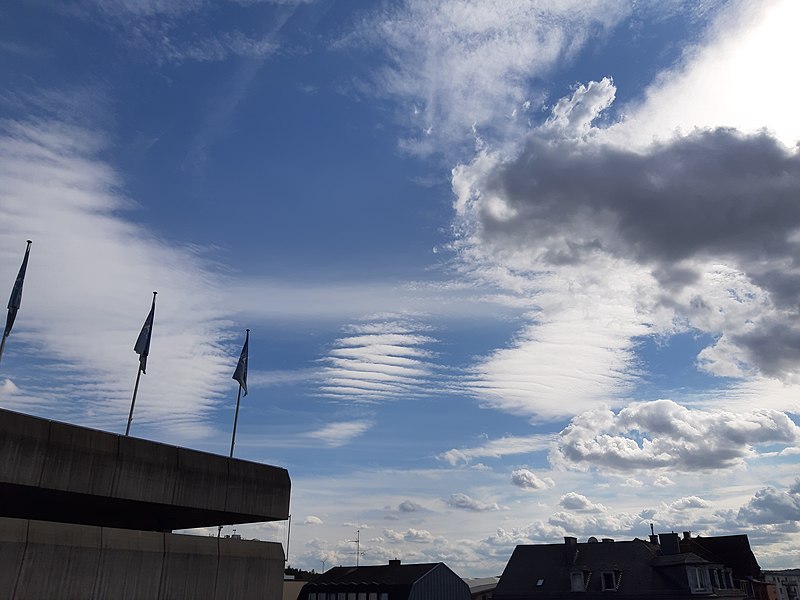 File:Altocumulus stratiformis undulatus radiatus, darunter Cumulus.jpg