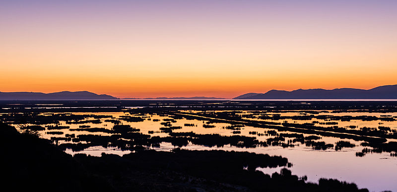 File:Amanecer en el lago Titicaca, Puno, Perú, 2015-08-01, DD 01.JPG