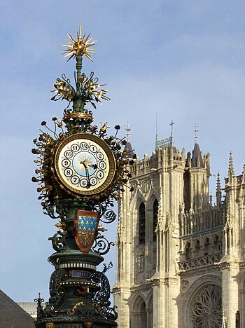 L'orologio mostra grossomodo le ore 03:28 (oppure le ore 15:28)