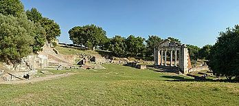 L'ancienne cité grecque d'Apollonie d'Illyrie, dans l'actuelle Albanie. (définition réelle 3 932 × 1 739)