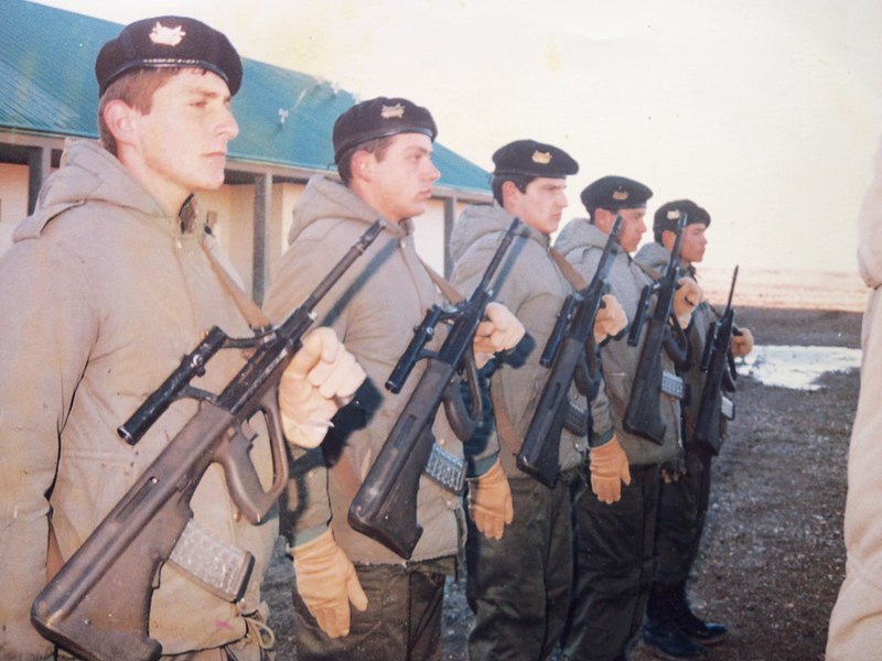 Archivo:Argentinean Army soldiers with Steyr AUG rifles in 1986..jpg