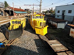 構内には、各種車両や車庫などがある。