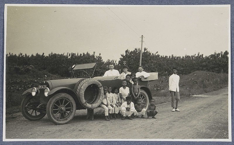 File:Auto met 'John Lanting', 'C. Kroese', jonge vrouw en Indische kinderen bij het Two Rivers Estate op Sumatra, RP-F-F01149-PV.jpg