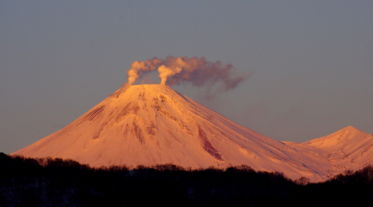 File:Avachinsky Volcano in Kamchatka in Russia - 2787374.jpg 