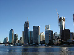 Riparian Plaza y edificios del distrito financiero desde el Río Brisbane