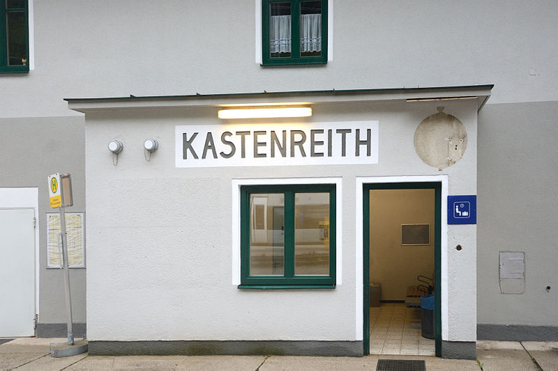 File:Bahnhof Kastenreith Warteraum.JPG