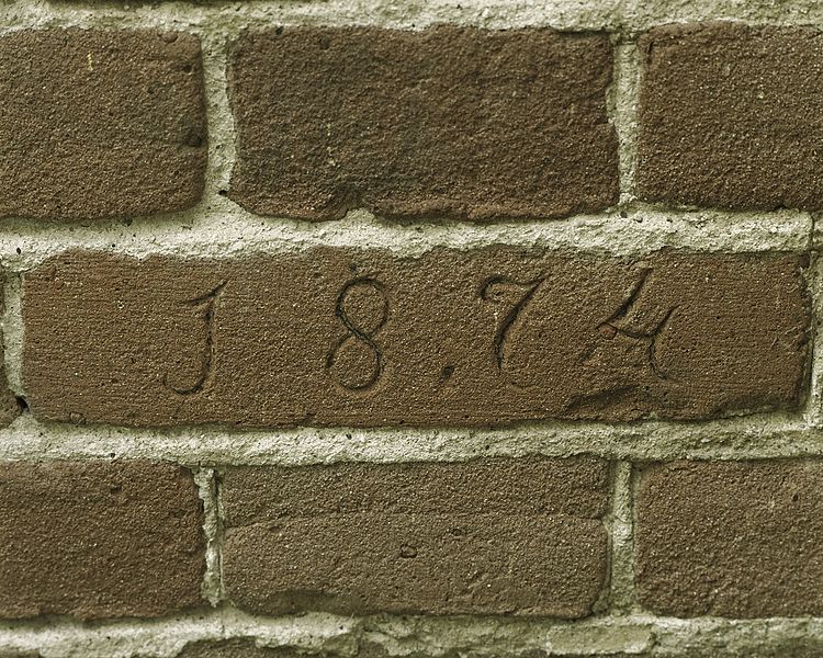 File:Baksteen met ingekrast bouwjaar- 1874, zit in de voorgevel naast het risaliet - Zuidhorn - 20388200 - RCE.jpg