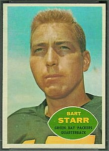 Retrato de Bart Starr, rosto fechado, cabelo loiro, costas brancas e céu azul límpido.