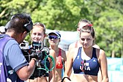 Deutsch: Beachvolleyball bei den Olympischen Jugendspielen 2018; Tag 9, 15. Oktober 2018; Mädchen, Viertelfinale: USA-Spanien 2–1 (21–19/17–21/15–9) English: Beach volleyball at the 2018 Summer Youth Olympics at 15 October 2018 – Girls Quarterfinals: USA-Spain 2–1 (21–19/17–21/15–9)