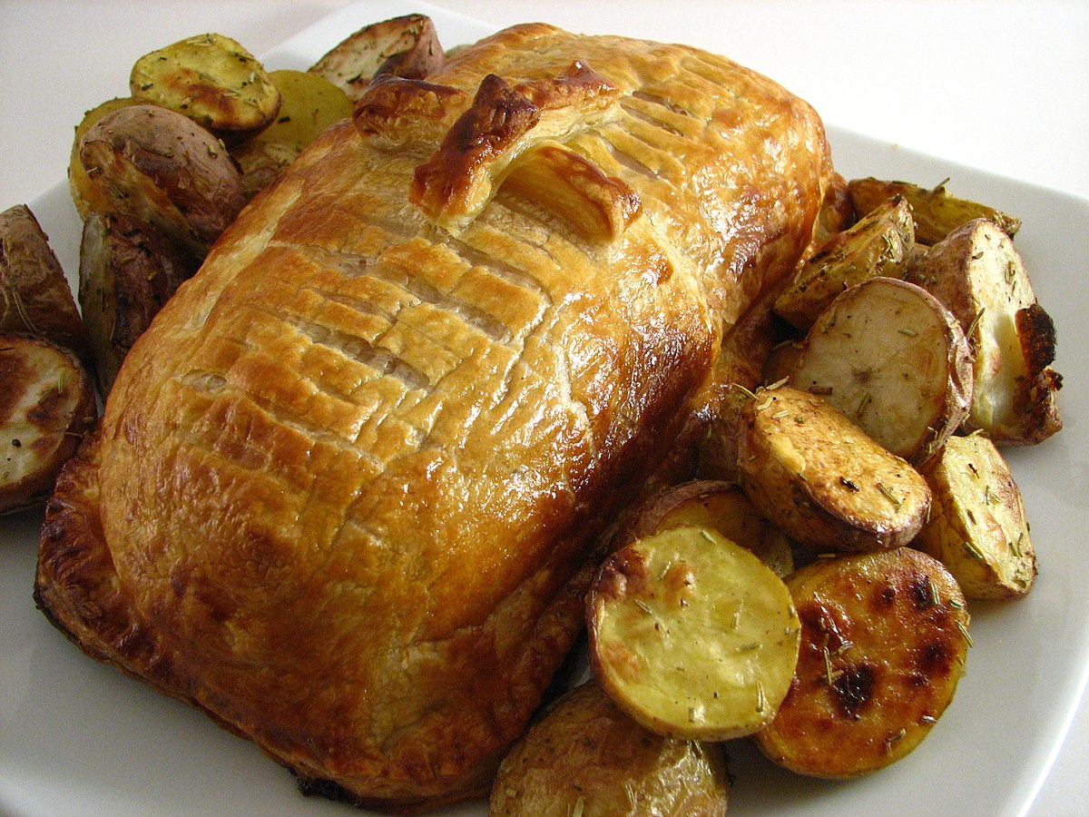 https://upload.wikimedia.org/wikipedia/commons/thumb/3/35/Beef_Wellington_-_Whole.jpg/1200px-Beef_Wellington_-_Whole.jpg