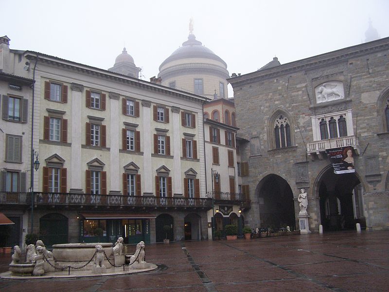 File:Bergamo Piazza Vecchia 3.jpg