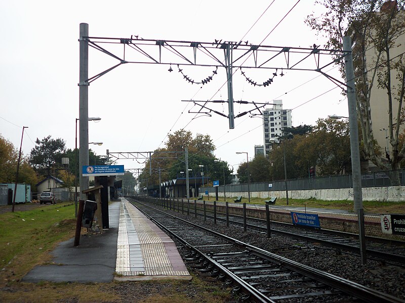 File:Bernal railway station catenary.jpg