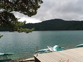 Widok Puy de Montchal z Lac Pavin.